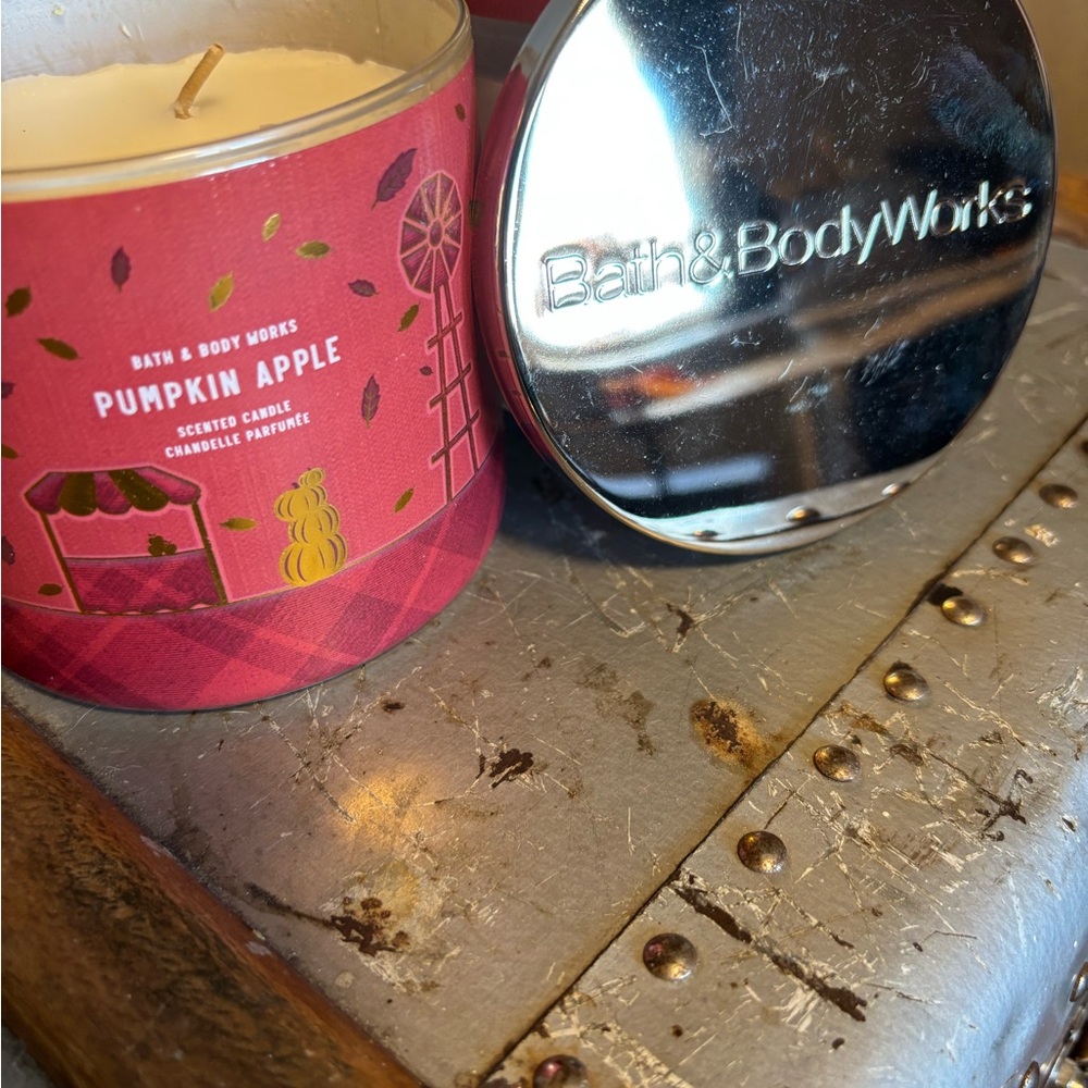 Bath & Body Works Pumpkin Apple Candle - Red and Silver